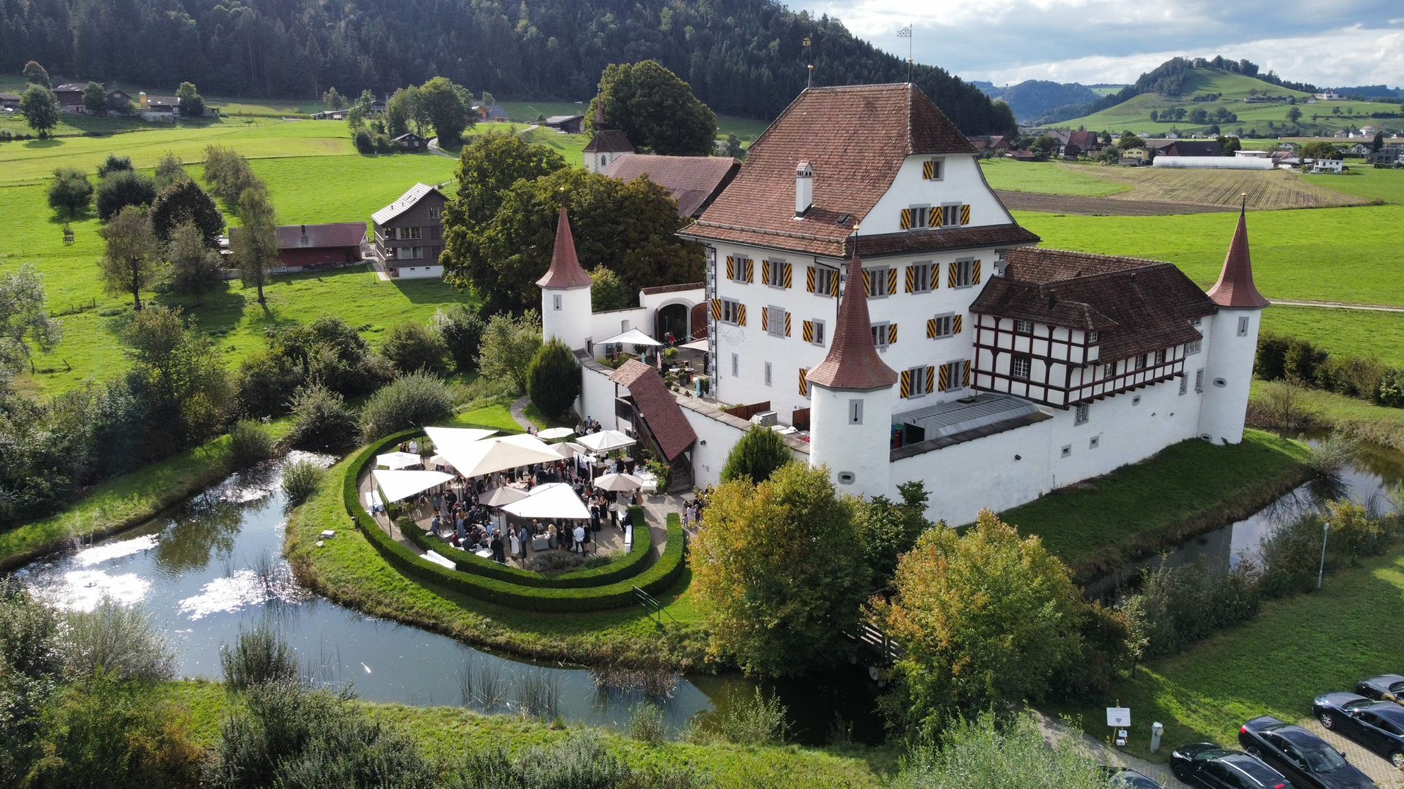 Schloss Wyher mit Sicht Ruine Kastelen.jpg