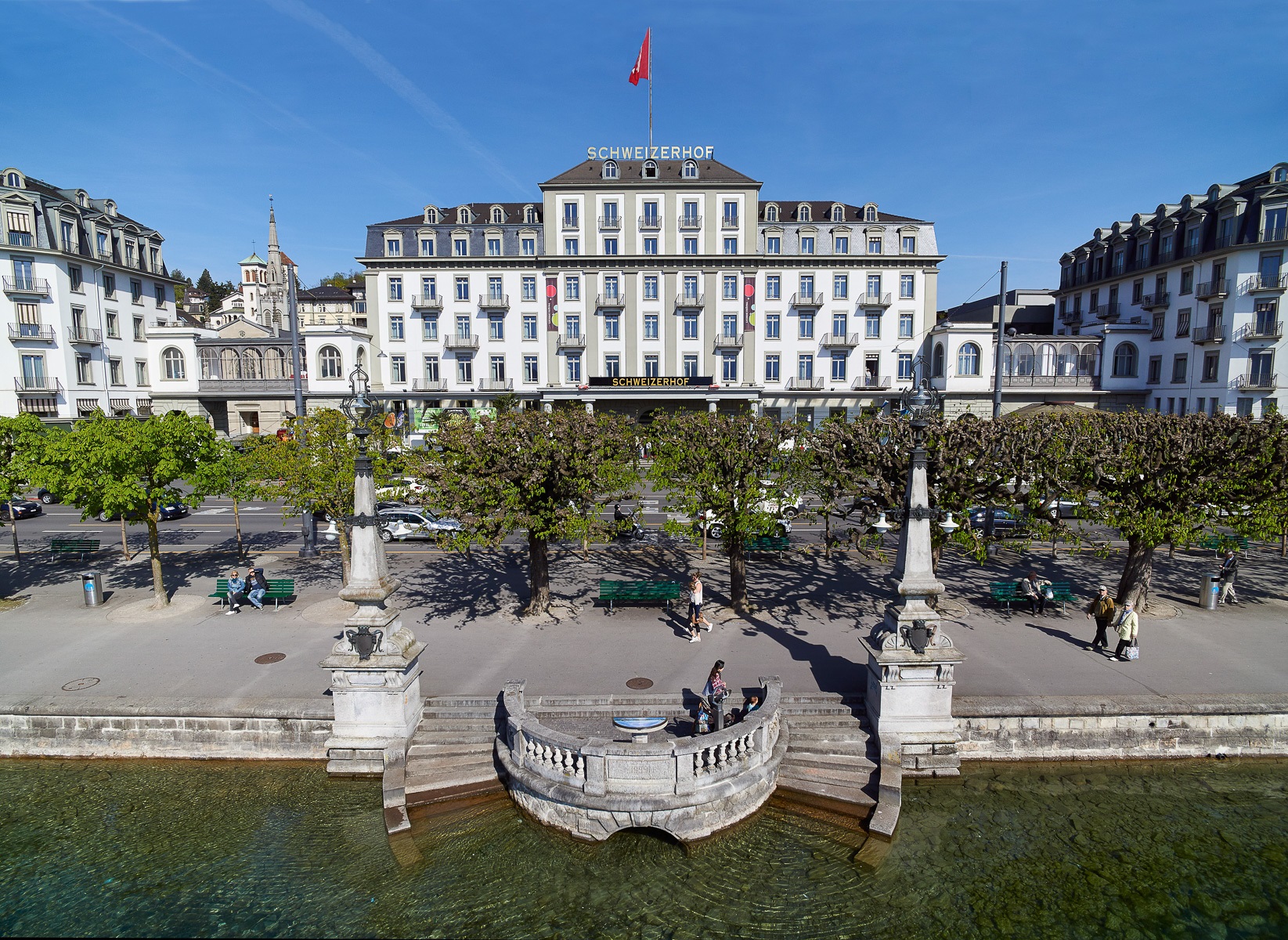 Hotel_Schweizerhof_Front.jpg