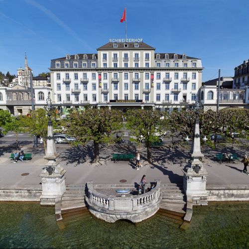 Hotel_Schweizerhof_Front.jpg