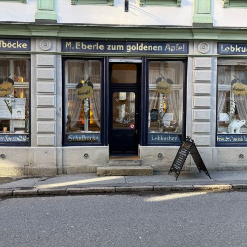 TITEL Fassade breit.JPG