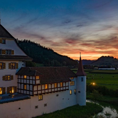 Abendrot im Wasserschloss Wyher.jpg