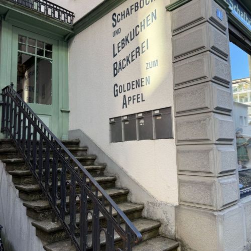 Hauseingang privat mit Treppe.JPG