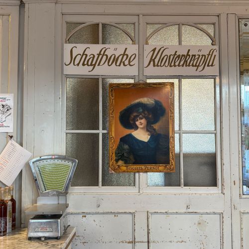 Innen alte Tür und Waage.JPG