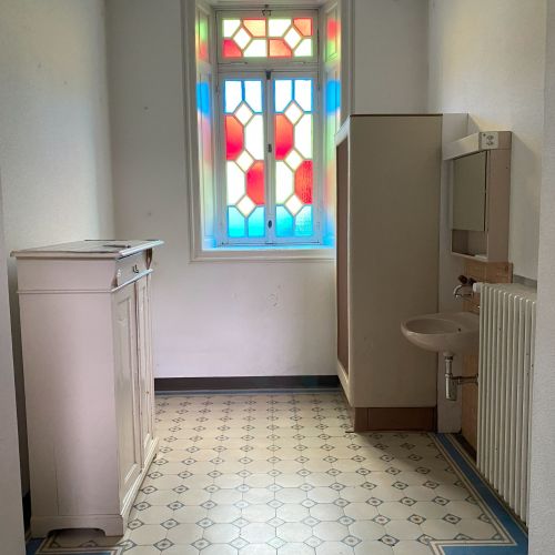 PF (85)Waschplatz mit farbigem Fenster.jpg